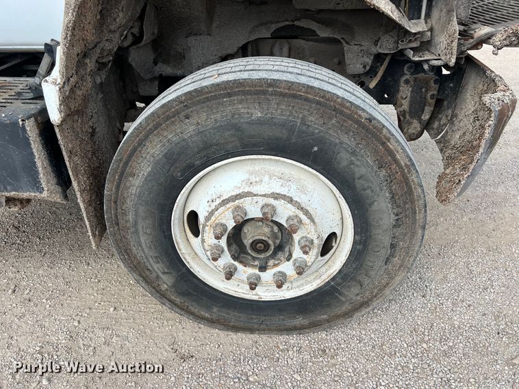 image for item LU9951 2002 GMC C8500 oil distributor truck