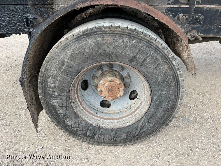 image for item LU9951 2002 GMC C8500 oil distributor truck