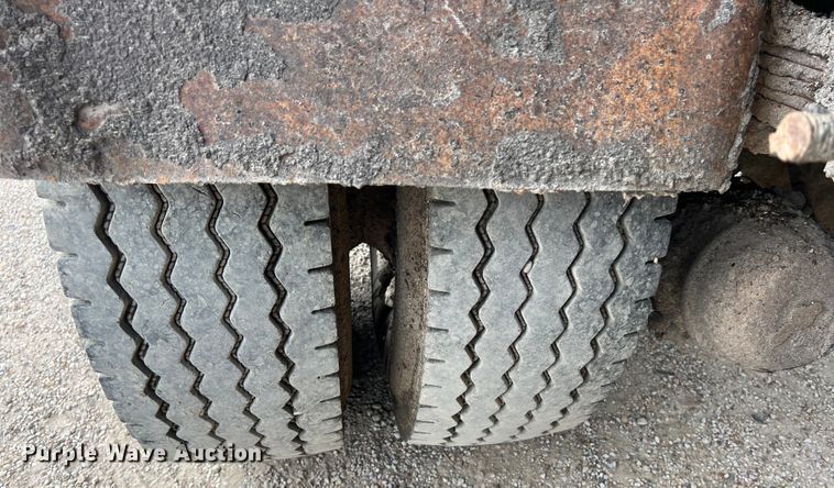 image for item LU9951 2002 GMC C8500 oil distributor truck