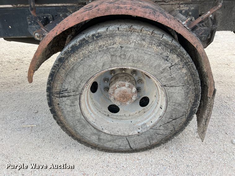 image for item LU9951 2002 GMC C8500 oil distributor truck