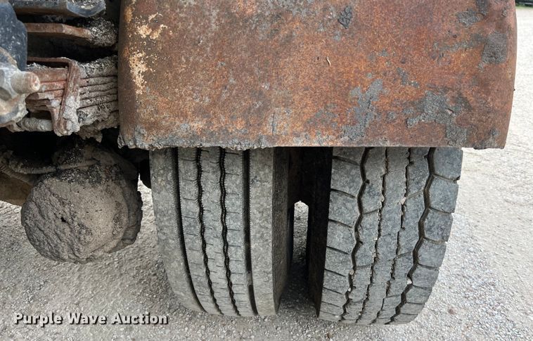 image for item LU9951 2002 GMC C8500 oil distributor truck