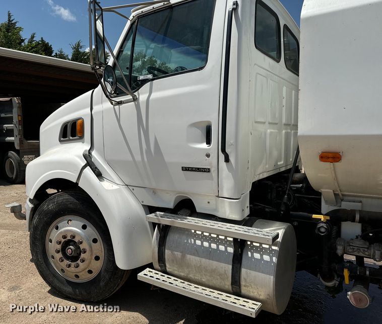 image for item MU9799 1999 Sterling water truck