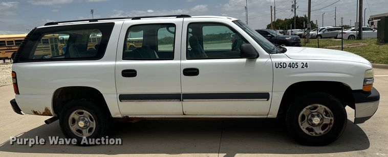 image for item MU9811 2004 Chevrolet  Suburban  SUV