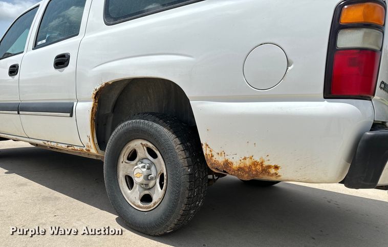 image for item MU9811 2004 Chevrolet  Suburban  SUV