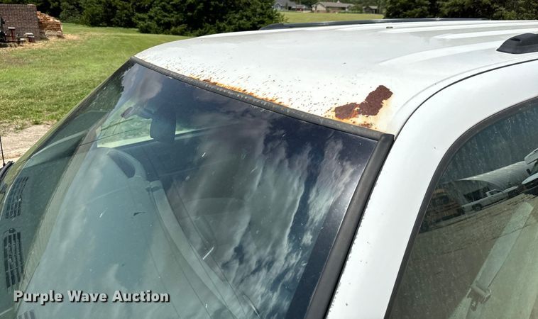 image for item MU9811 2004 Chevrolet  Suburban  SUV