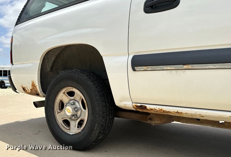 image for item MU9811 2004 Chevrolet  Suburban  SUV