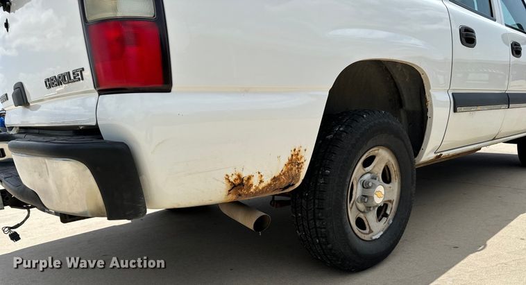 image for item MU9811 2004 Chevrolet  Suburban  SUV