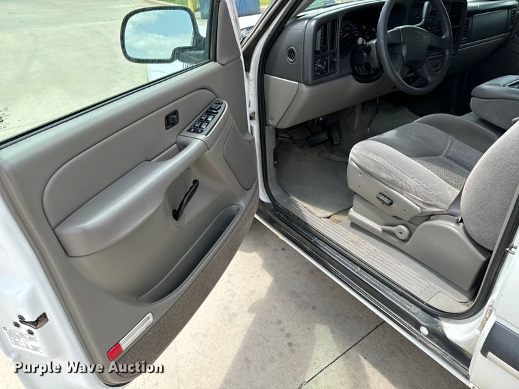 image for item MU9811 2004 Chevrolet  Suburban  SUV