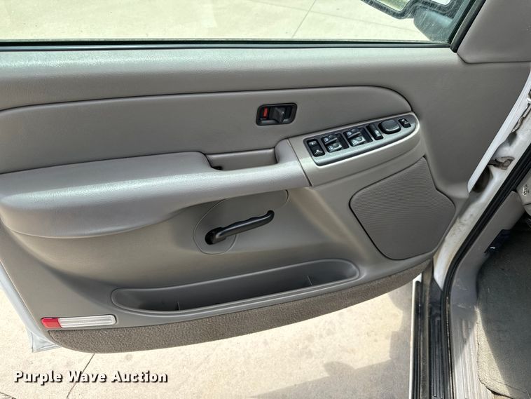 image for item MU9811 2004 Chevrolet  Suburban  SUV