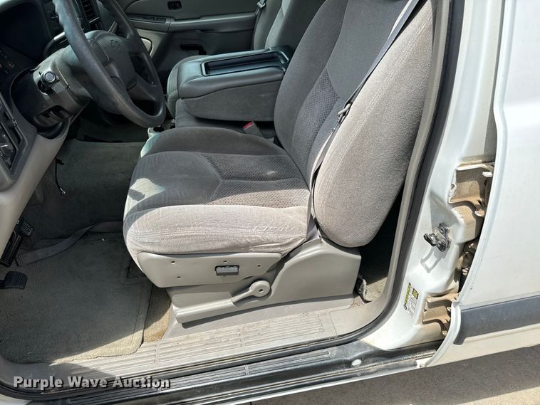 image for item MU9811 2004 Chevrolet  Suburban  SUV