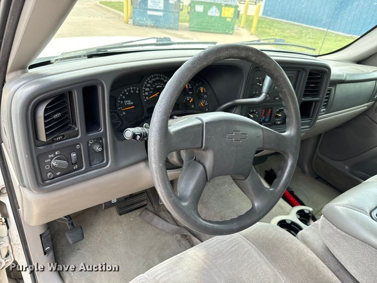 image for item MU9811 2004 Chevrolet  Suburban  SUV