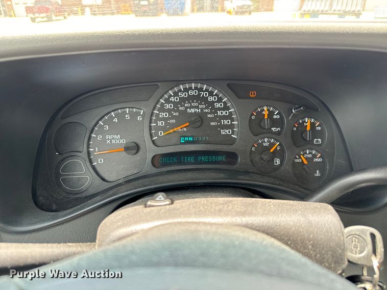 image for item MU9811 2004 Chevrolet  Suburban  SUV