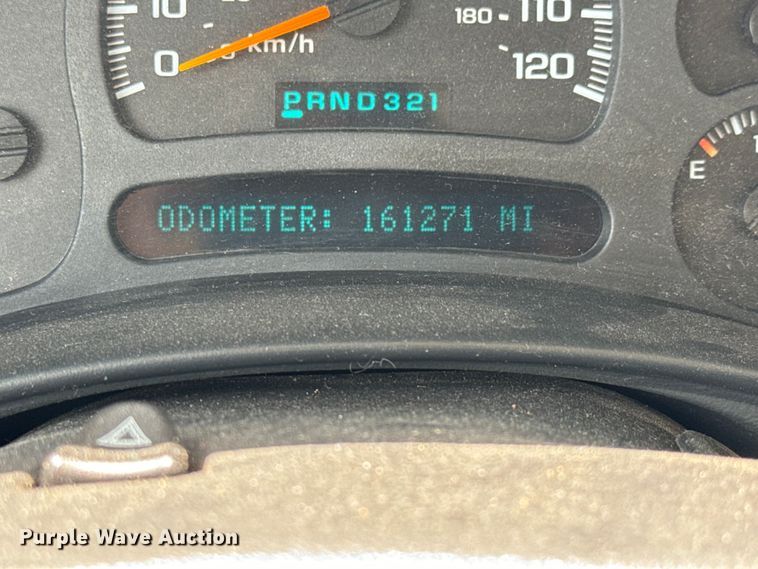 image for item MU9811 2004 Chevrolet  Suburban  SUV