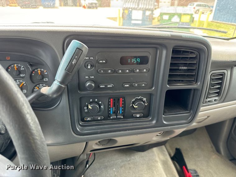 image for item MU9811 2004 Chevrolet  Suburban  SUV