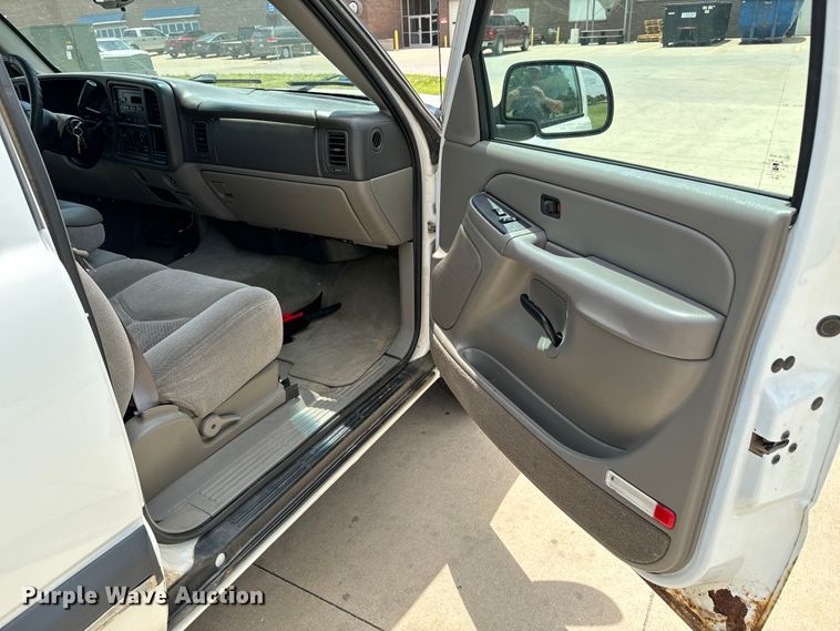 image for item MU9811 2004 Chevrolet  Suburban  SUV