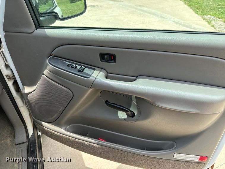 image for item MU9811 2004 Chevrolet  Suburban  SUV