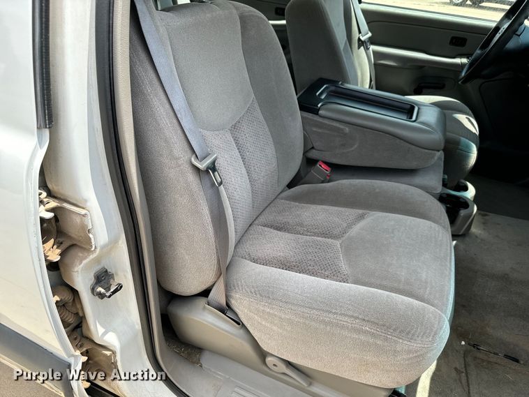 image for item MU9811 2004 Chevrolet  Suburban  SUV