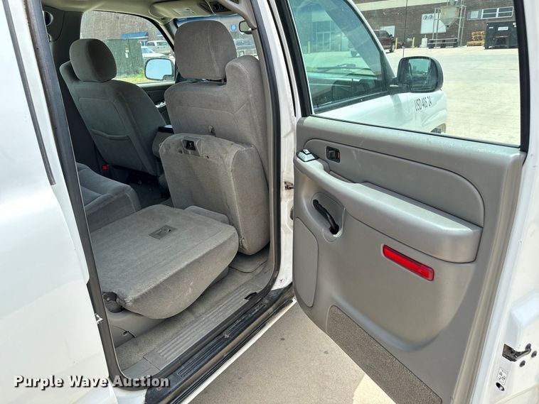 image for item MU9811 2004 Chevrolet  Suburban  SUV