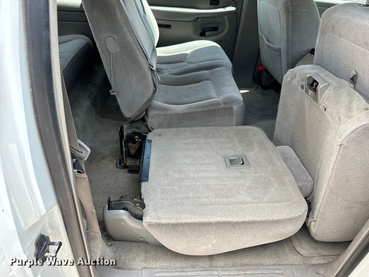 image for item MU9811 2004 Chevrolet  Suburban  SUV