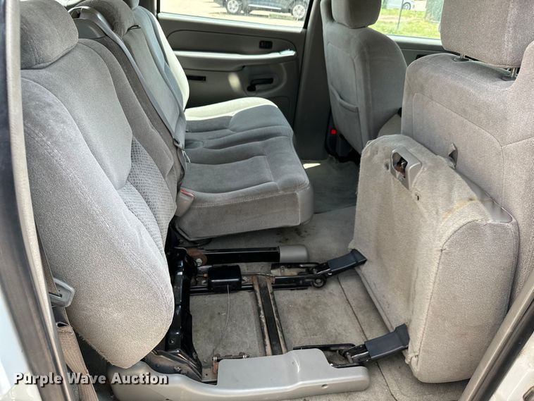 image for item MU9811 2004 Chevrolet  Suburban  SUV