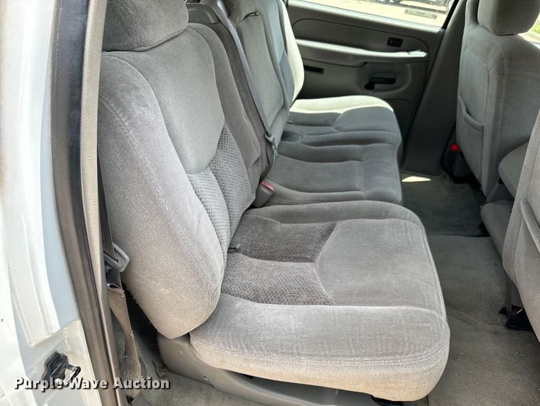 image for item MU9811 2004 Chevrolet  Suburban  SUV