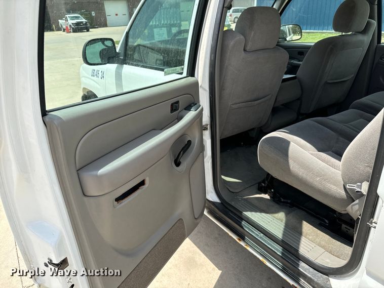 image for item MU9811 2004 Chevrolet  Suburban  SUV