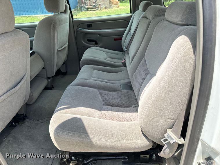 image for item MU9811 2004 Chevrolet  Suburban  SUV