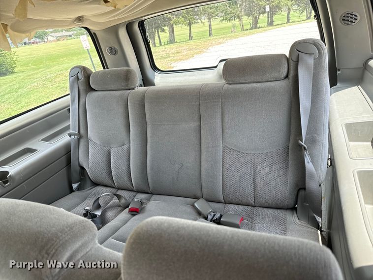 image for item MU9811 2004 Chevrolet  Suburban  SUV