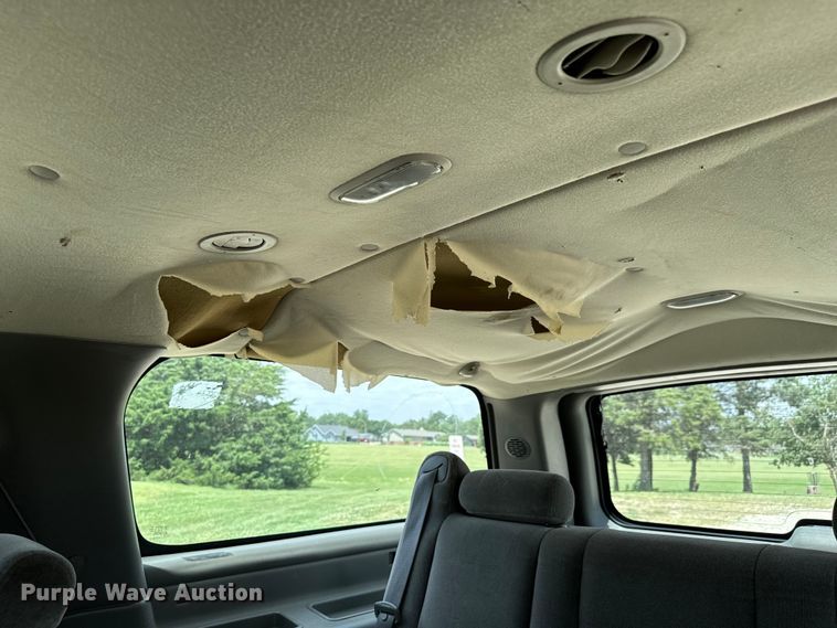 image for item MU9811 2004 Chevrolet  Suburban  SUV