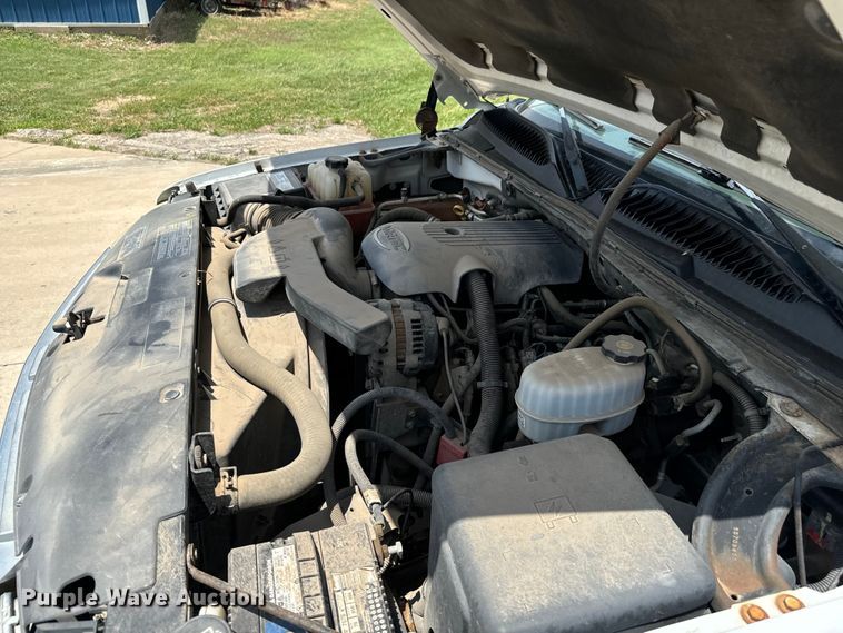 image for item MU9811 2004 Chevrolet  Suburban  SUV