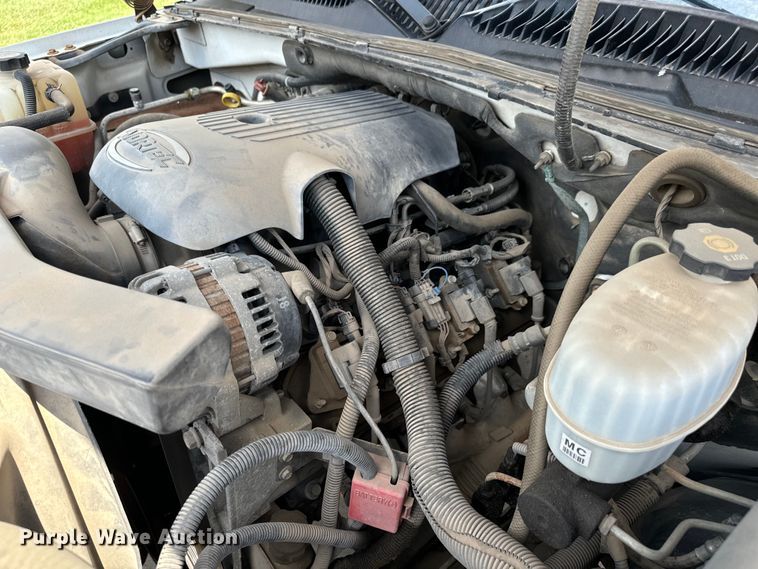 image for item MU9811 2004 Chevrolet  Suburban  SUV