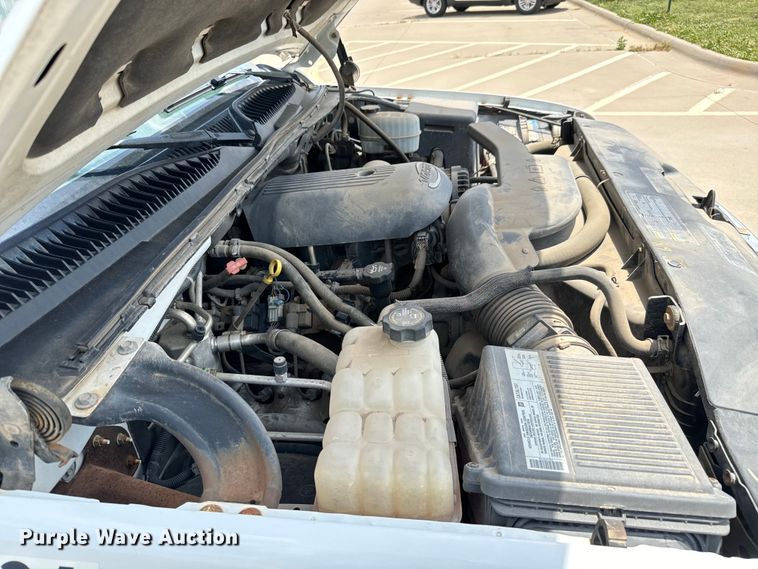 image for item MU9811 2004 Chevrolet  Suburban  SUV