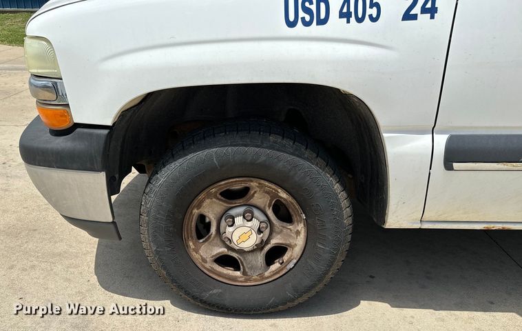 image for item MU9811 2004 Chevrolet  Suburban  SUV