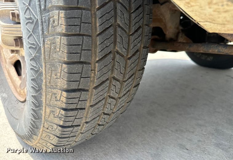 image for item MU9811 2004 Chevrolet  Suburban  SUV