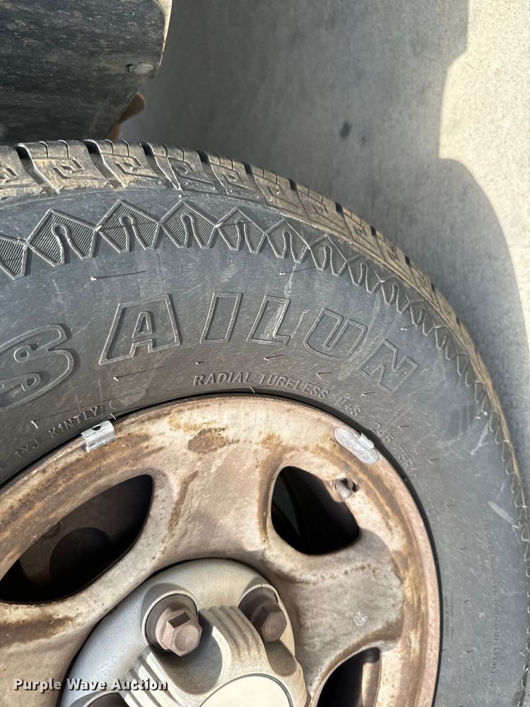 image for item MU9811 2004 Chevrolet  Suburban  SUV