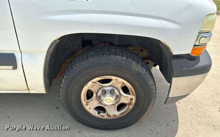 image for item MU9811 2004 Chevrolet  Suburban  SUV