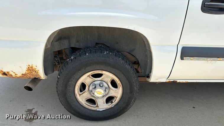 image for item MU9811 2004 Chevrolet  Suburban  SUV