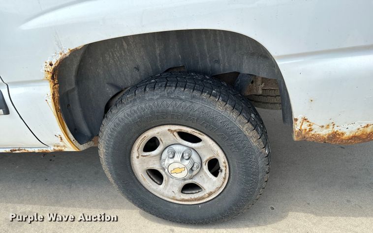 image for item MU9811 2004 Chevrolet  Suburban  SUV