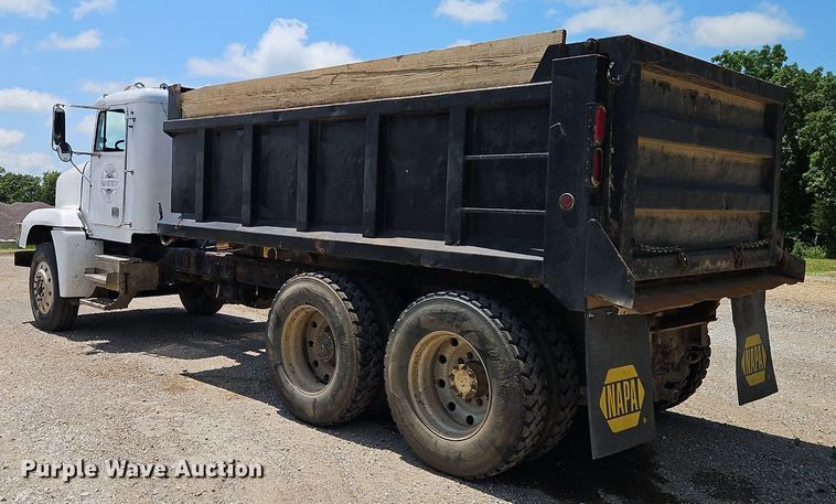 image for item NS9528 1990 Freightliner FLD dump truck