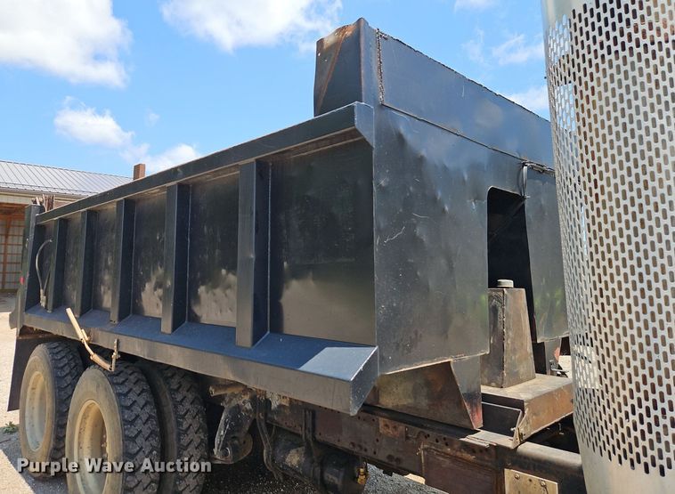 image for item NS9528 1990 Freightliner FLD dump truck