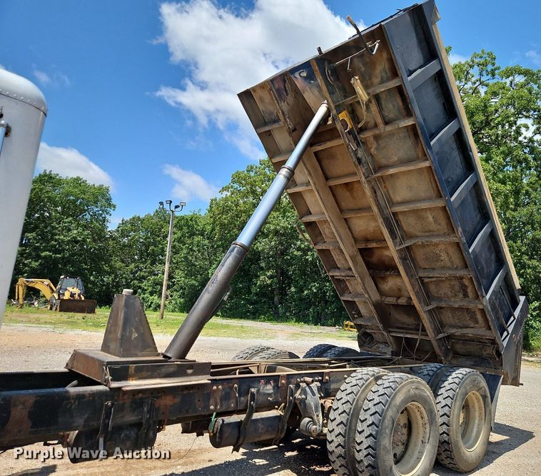 image for item NS9528 1990 Freightliner FLD dump truck