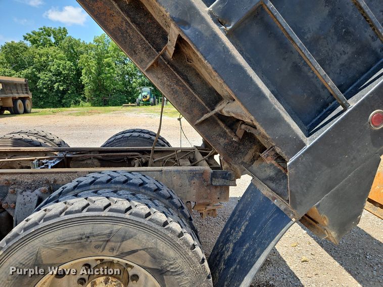 image for item NS9528 1990 Freightliner FLD dump truck