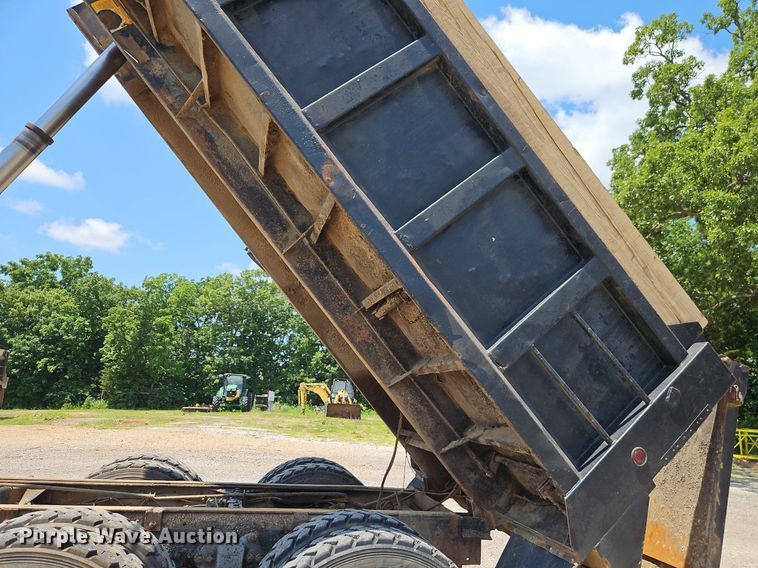 image for item NS9528 1990 Freightliner FLD dump truck
