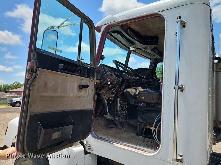 image for item NS9528 1990 Freightliner FLD dump truck