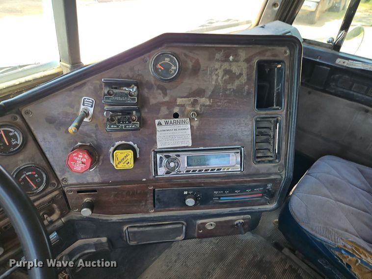 image for item NS9528 1990 Freightliner FLD dump truck