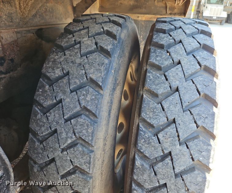 image for item NS9528 1990 Freightliner FLD dump truck