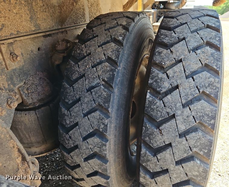 image for item NS9528 1990 Freightliner FLD dump truck