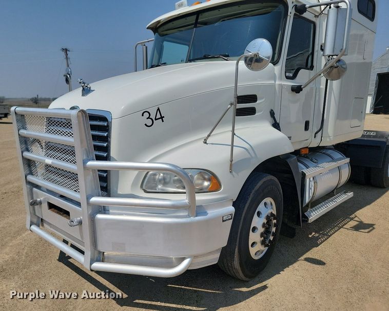 image for item NZ9868 2007 Mack Vision CXN613 semi truck