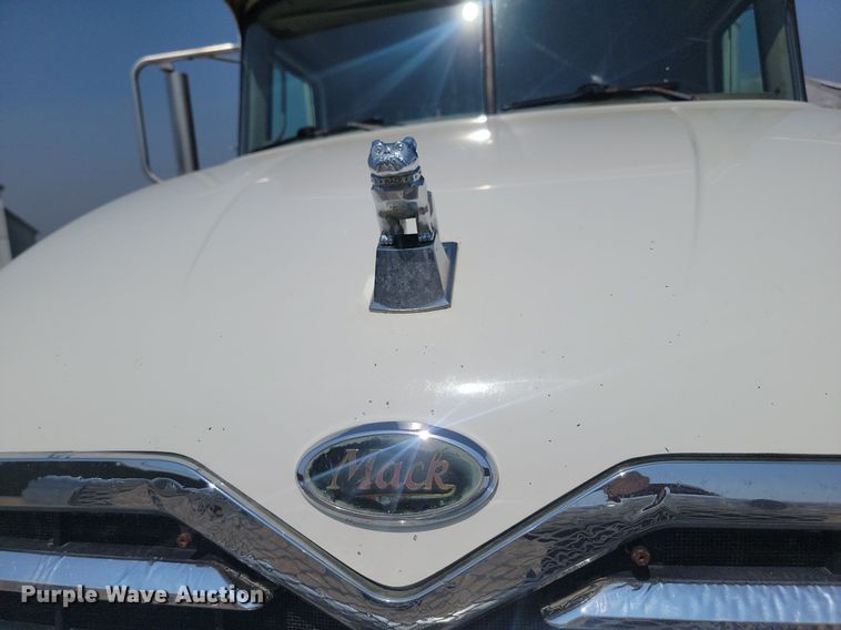 image for item NZ9868 2007 Mack Vision CXN613 semi truck