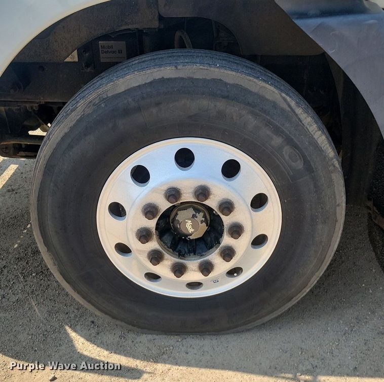 image for item NZ9868 2007 Mack Vision CXN613 semi truck